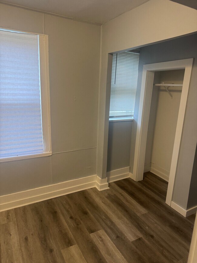área de vestíbulo que puede usarse como armario para el dormitorio principal o como espacio de oficina. - 304 Arthur Ave