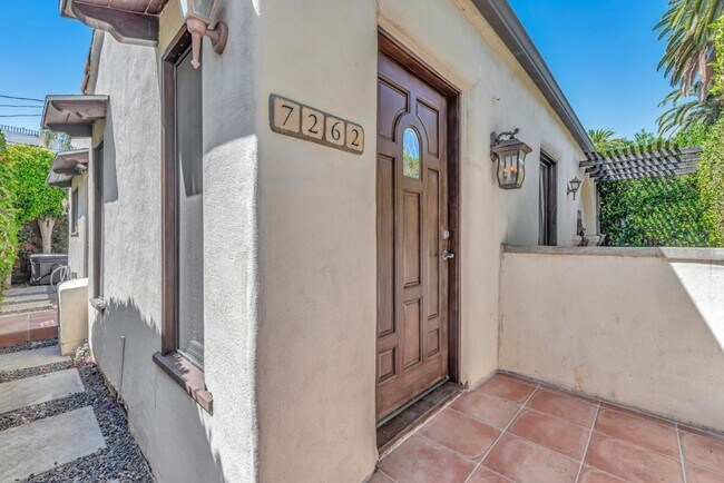 Foto del edificio - 7262 Willoughby Ave