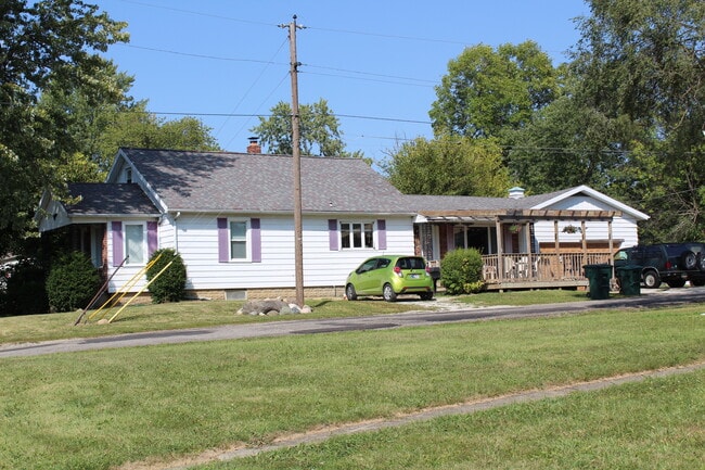 Building Photo - 1800 N Rosewood Ave