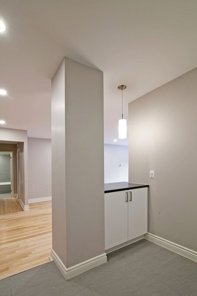 Building Photo - 3495 Rue de la Montagne