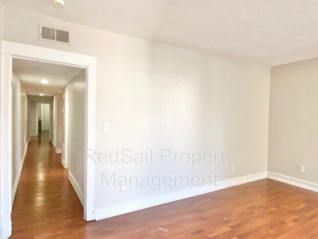 Foto del edificio - 819 W 35th St