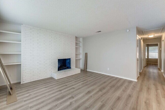 Foto del edificio - Updated 2 Bed, 2 Bath Home in Desirable Location
