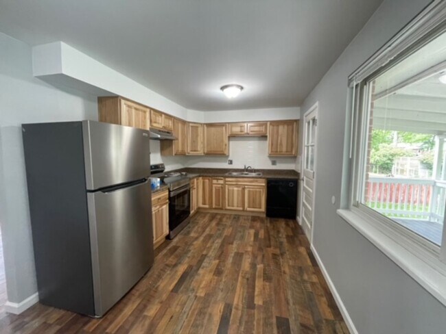 Foto del edificio - 4 Bedroom Home with Large Backyard & Finis...