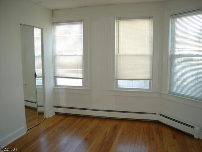 Foto del edificio - 932 Ringwood Ave