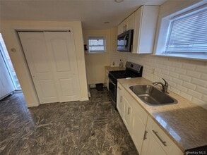 Building Photo - 42 Hasbrouck St