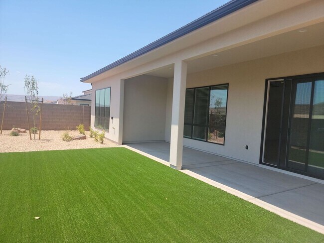 Foto del edificio - Bright and Spacious NEW 3 Bedroom Home!