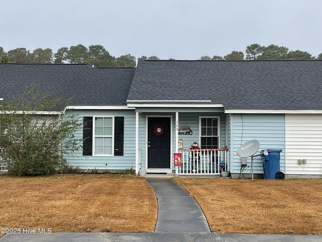 Foto principal - 723 Pinewood Dr