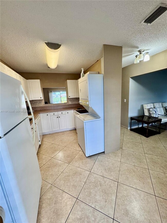 Building Photo - 8838 Bella Vista Dr