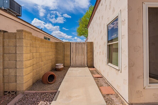 Building Photo - Move In Ready! Three Bedrooms in NW Valley!