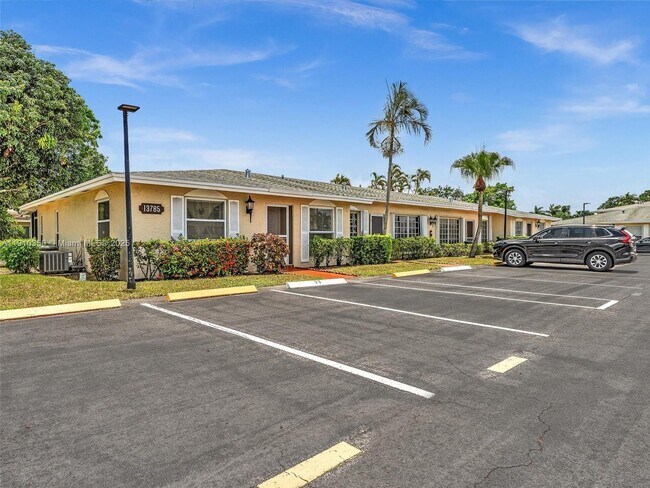 Foto del edificio - 13785 Flora Pl