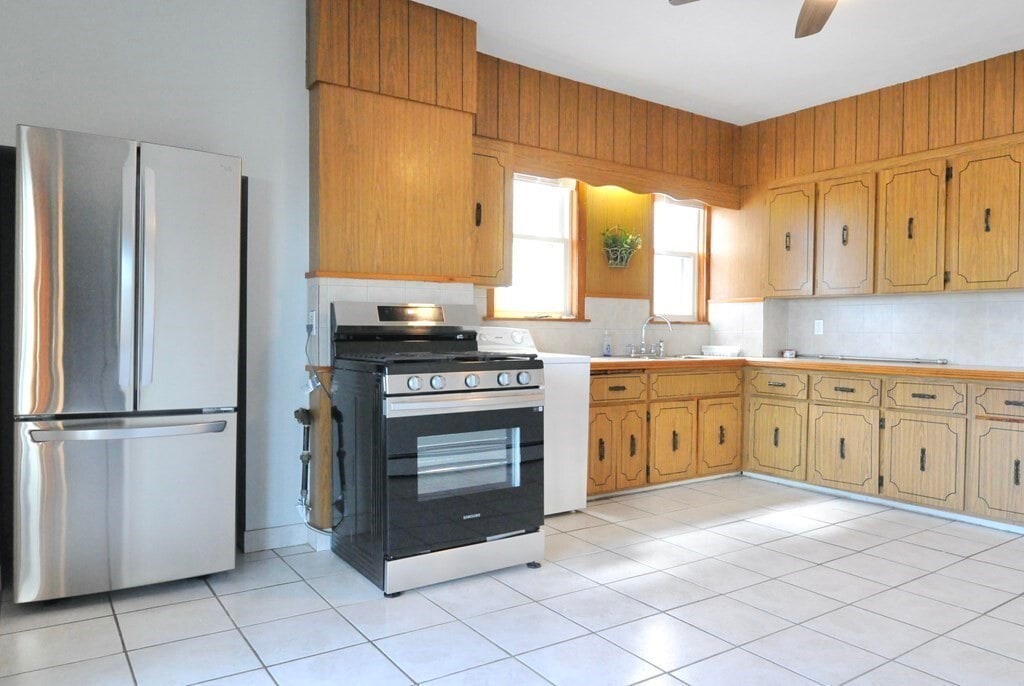Primary Photo - 8 Orient Ave