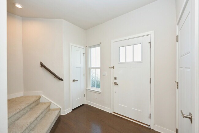 Building Photo - Rent to Own Option - Beautiful, like new 3BR/2.5BA townhouse in Goodlettsville