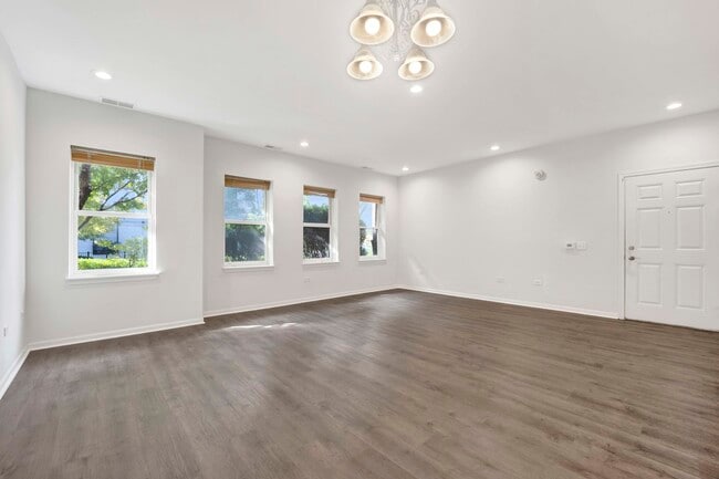 Building Photo - 948 W 15th Pl