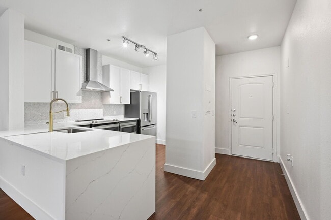 Building Photo - Dorian and Encore