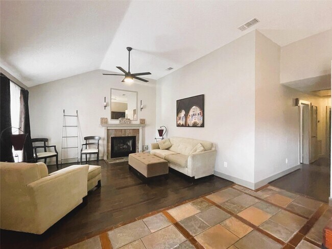 Foto del edificio - 9602 Top Gallant Ct