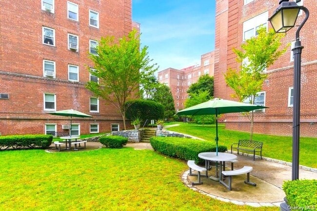 Foto del edificio - 90 Bryant Ave