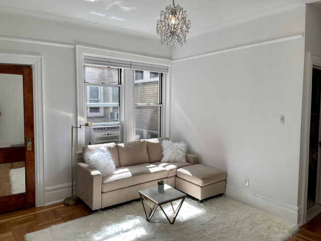 Living Room - 875 Boulevard E