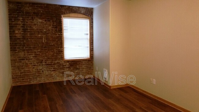 Building Photo - 535 SW 6th St