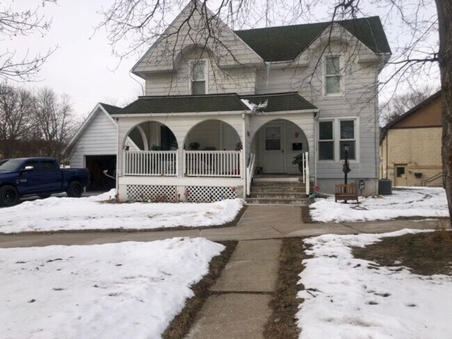 Building Photo - Spacious 3-Bedroom, 1.5 Bath Home for Rent