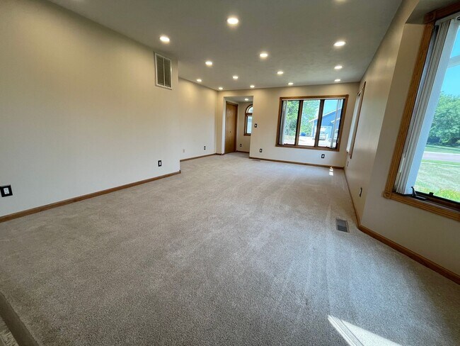 Foto del edificio - 301 N Cherry St
