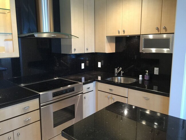 Foto del edificio - Designer Living in Waterfront Furnished Condo