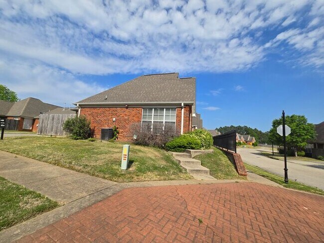Building Photo - Beautiful Two Bedroom Two Bathroom in Oliv...