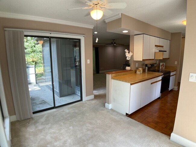 Building Photo - Lovely First Floor 2 bed, 2 bath condo in ...