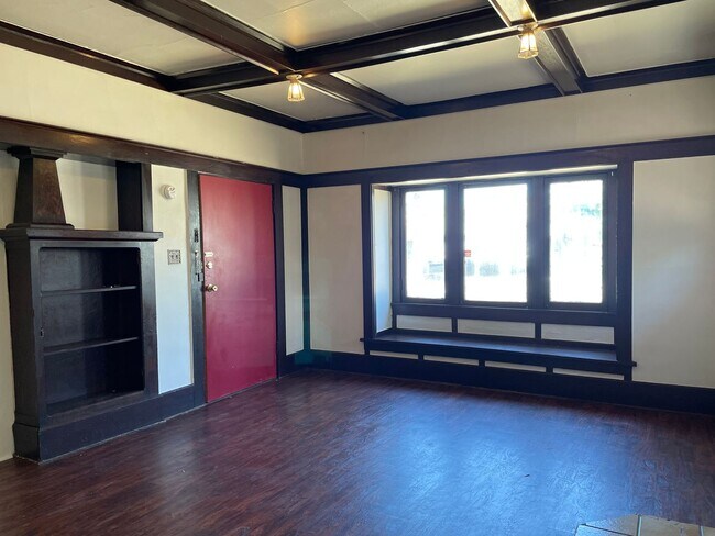 Foto del edificio - Beautiful Wood Details-Charming 1 Bedroom 1 Bath