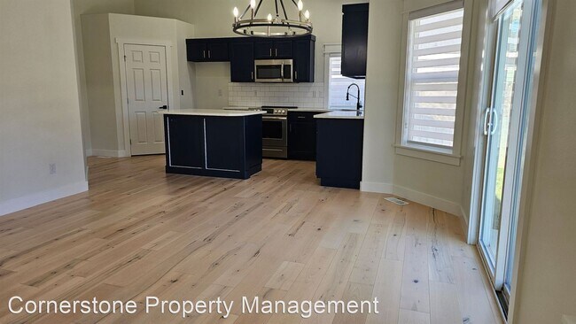 Foto del edificio - 3 br, 2 bath House - 3850 N Weston Ave