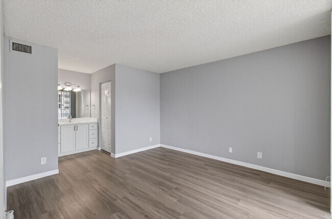 Building Photo - ONE BEDROOM ONE BATHROOM! WATERFRONT COMMU...