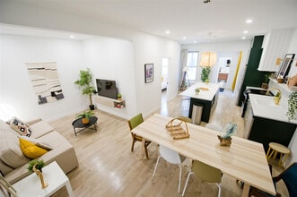 Building Photo - 2390 Rue Frontenac