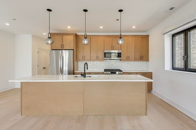 Building Photo - 1619 W Lawrence Ave