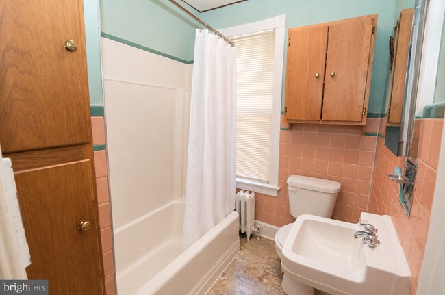 Baño - Unidad 2 - 12 W Lancaster Ave