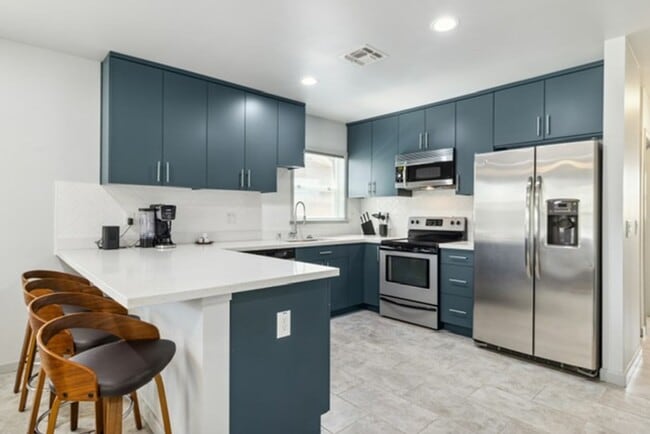 Building Photo - Utilities Included (a $200+ Savings). Charming Updated Duplex Home in Historic District!