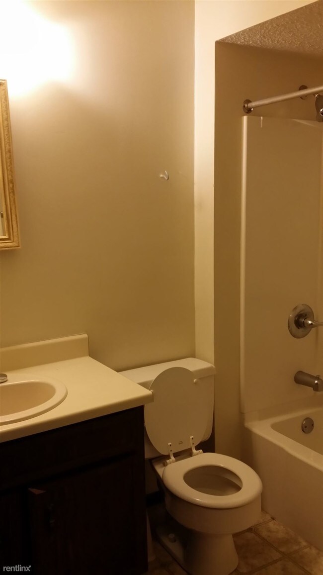 Building Photo - 2 br, 1 bath Apartment - 305 Woodwind Court