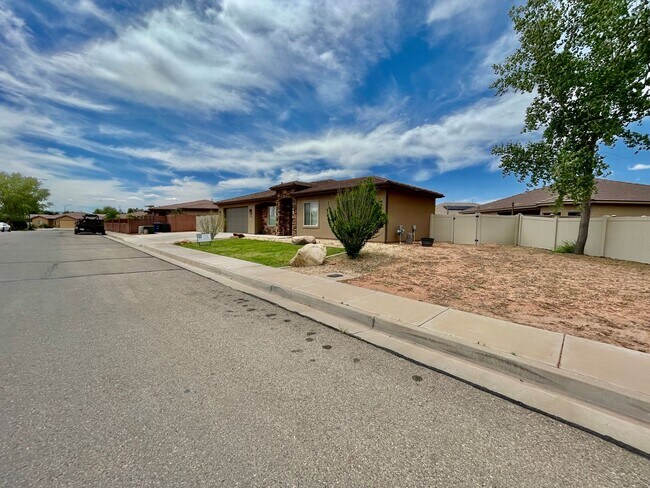 Foto del edificio - Pet-Friendly Three Bedroom Home in Riversi...