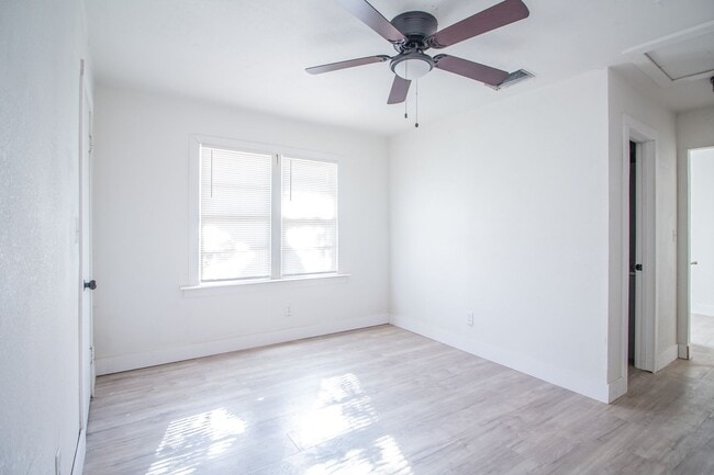 Building Photo - 302 Avenue U