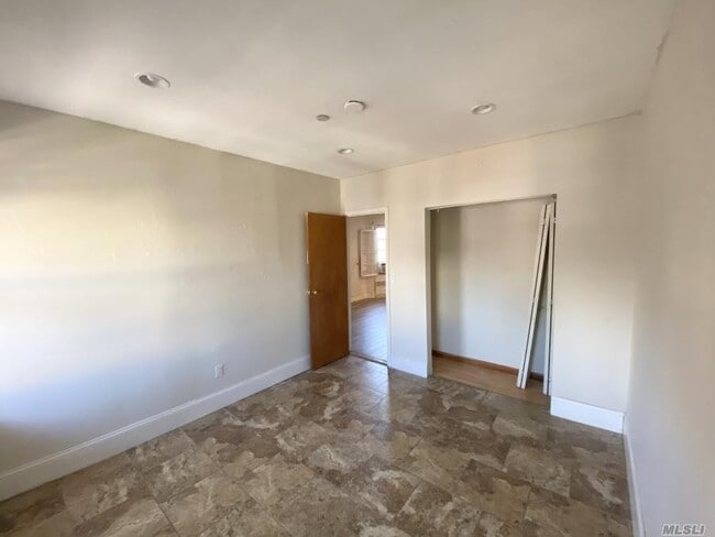 Foto del edificio - 32-50-50 104th St