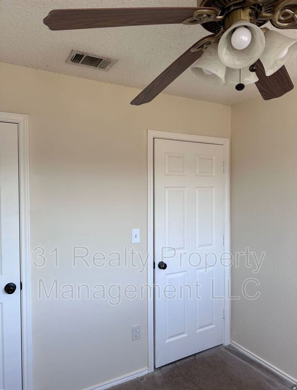 Foto del edificio - 912 Fairbanks Cir