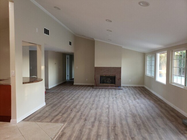 Foto del edificio - 5853 McDonie Ave
