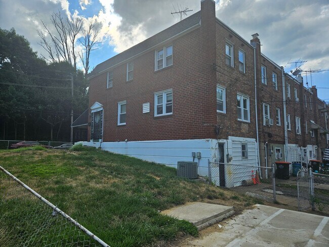 Building Photo - 1301 Kerlin St