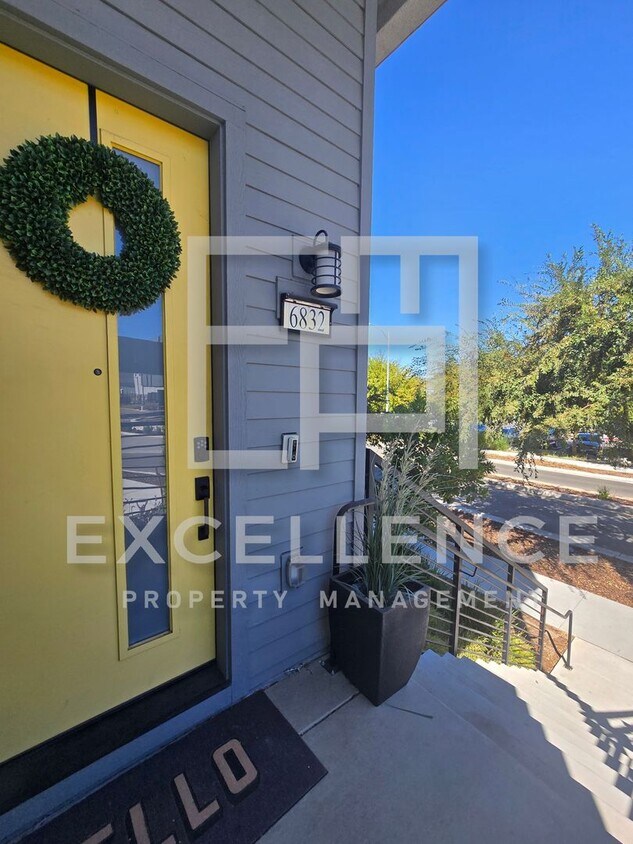 Primary Photo - 4 Years New - Beautiful Townhouse With 3/3...