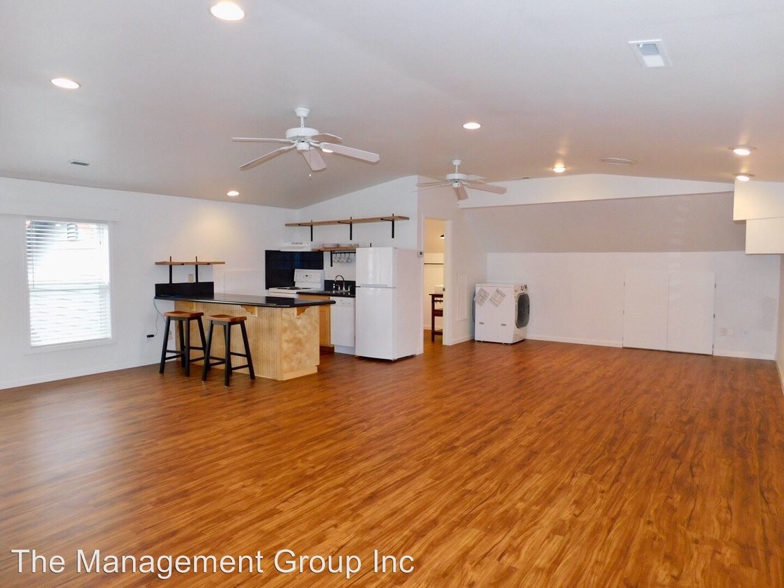 Foto principal - Studio, 1 bath House - 15108 SE 24th Street