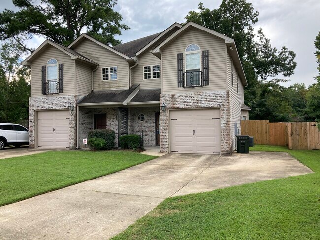 Front - 1807 Saint Charles Way