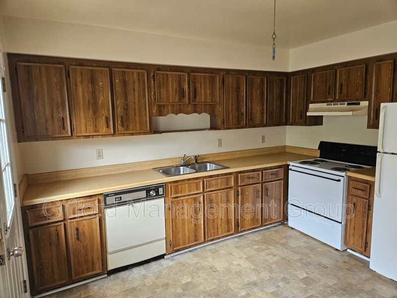 Primary Photo - 3529 Dominion Ave