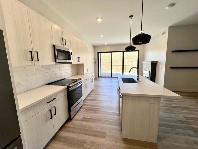 Building Photo - Modern Executive Level Condo near Colbert Hills Golf Course