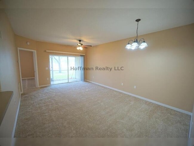 Building Photo - 3/2 Condo in Villages of Bloomingdale