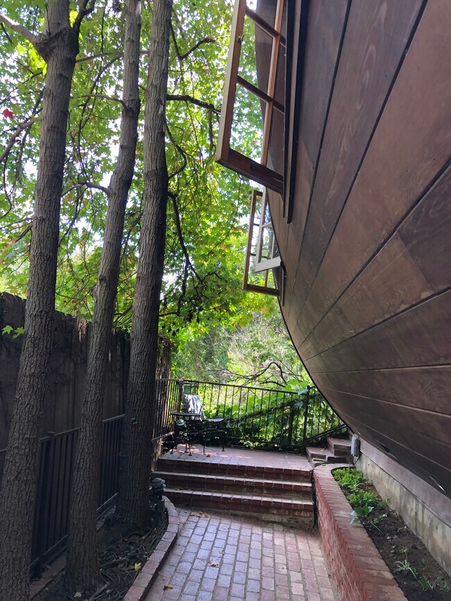 Gira a la derecha y sube un par de escalones hasta tu puerta. - 8420 Lookout Mountain Ave