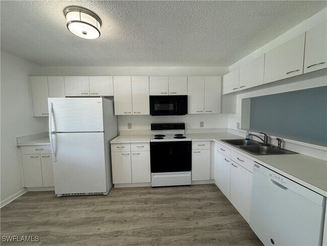 Foto del edificio - 7773 Jewel Ln