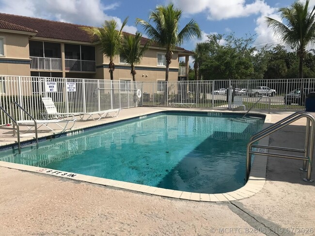 Foto del edificio - 1095 Golden Lakes Blvd